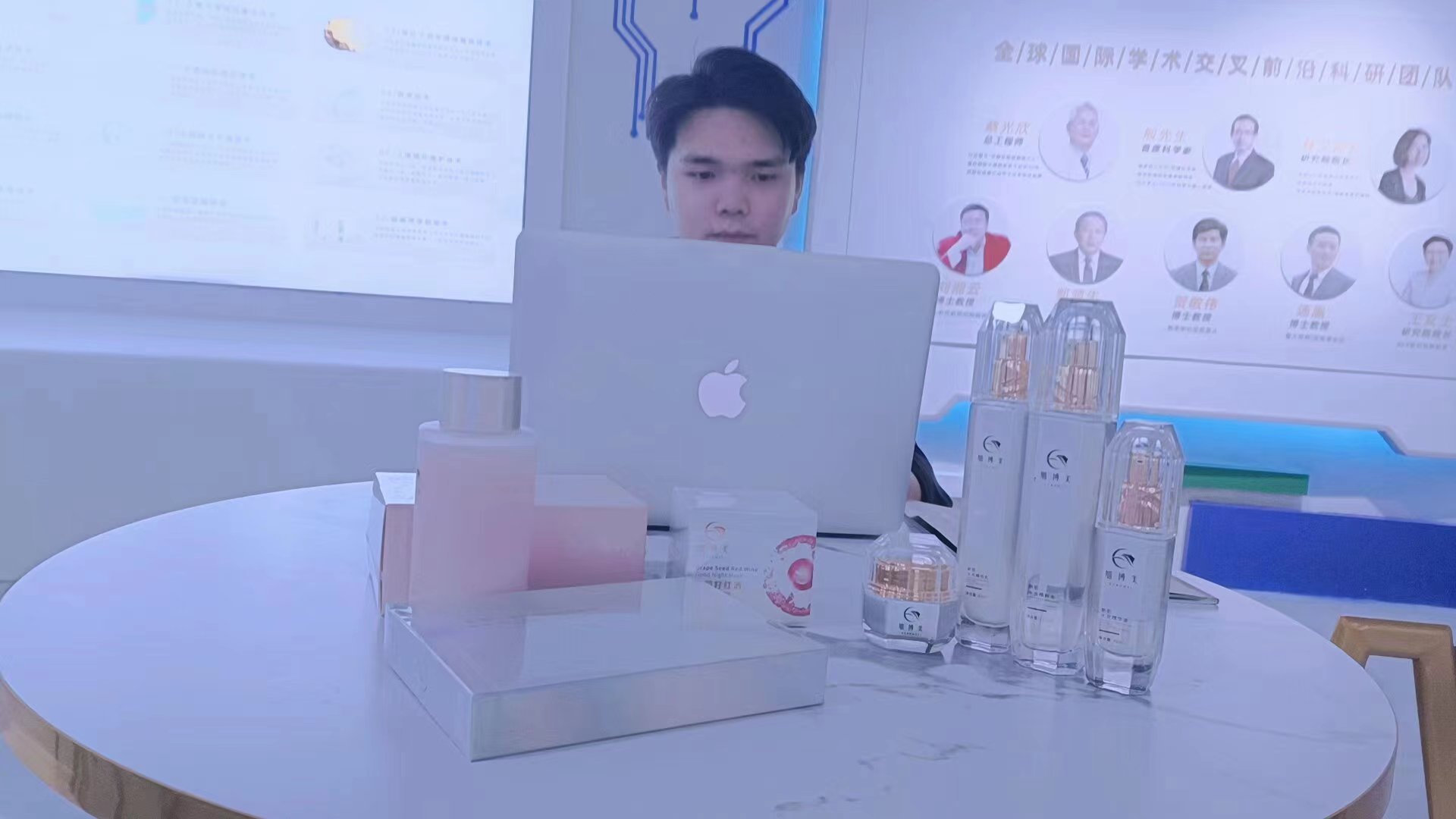 田华贵(美容师)