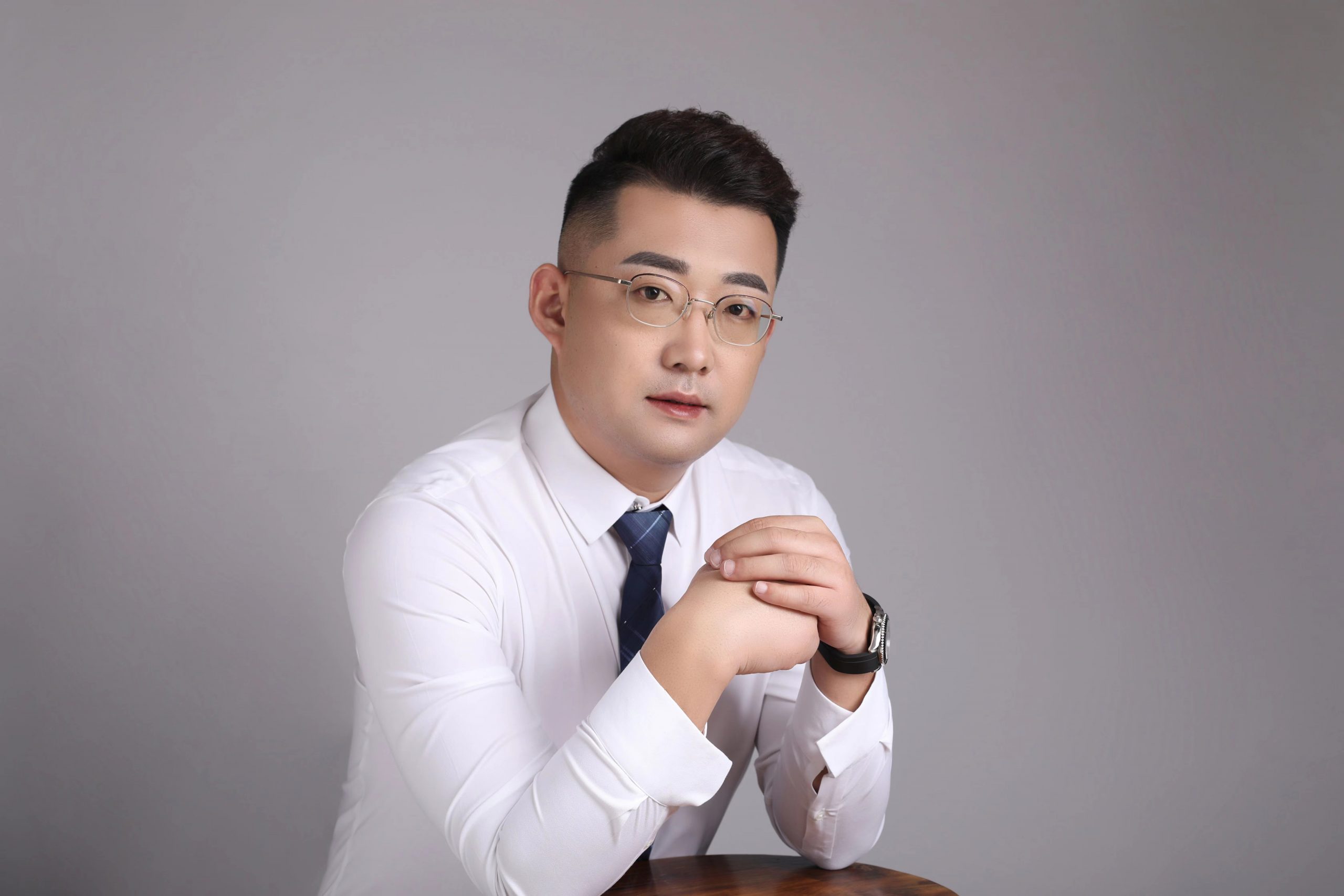 王洪伟(英国岚峰投资创始人)