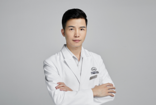 李万福(整形医师)