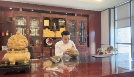 贺战(珠宝集团副总经理)