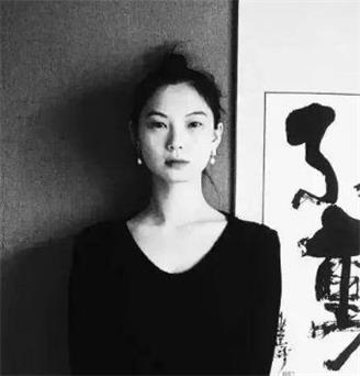 她为这部电影设计的海报,竟让大师黄海成了绿叶